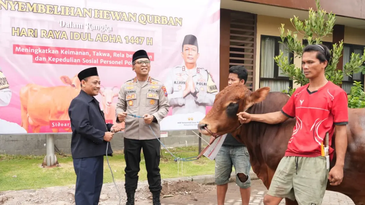 PEDULI: Kapolresta Sidoarjo Kombes Pol Christian Tobing menyerahkan hewan kurban saat perayaan Idul Adha 2026.