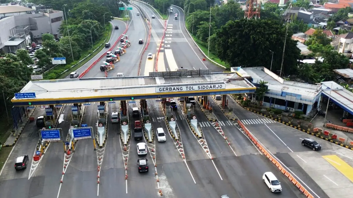 RAMAI: Kondisi pintu masuk Tol Sidoarjo yang mengalami peningkatan volume kendaraan. (Foto ISTIMEWA)