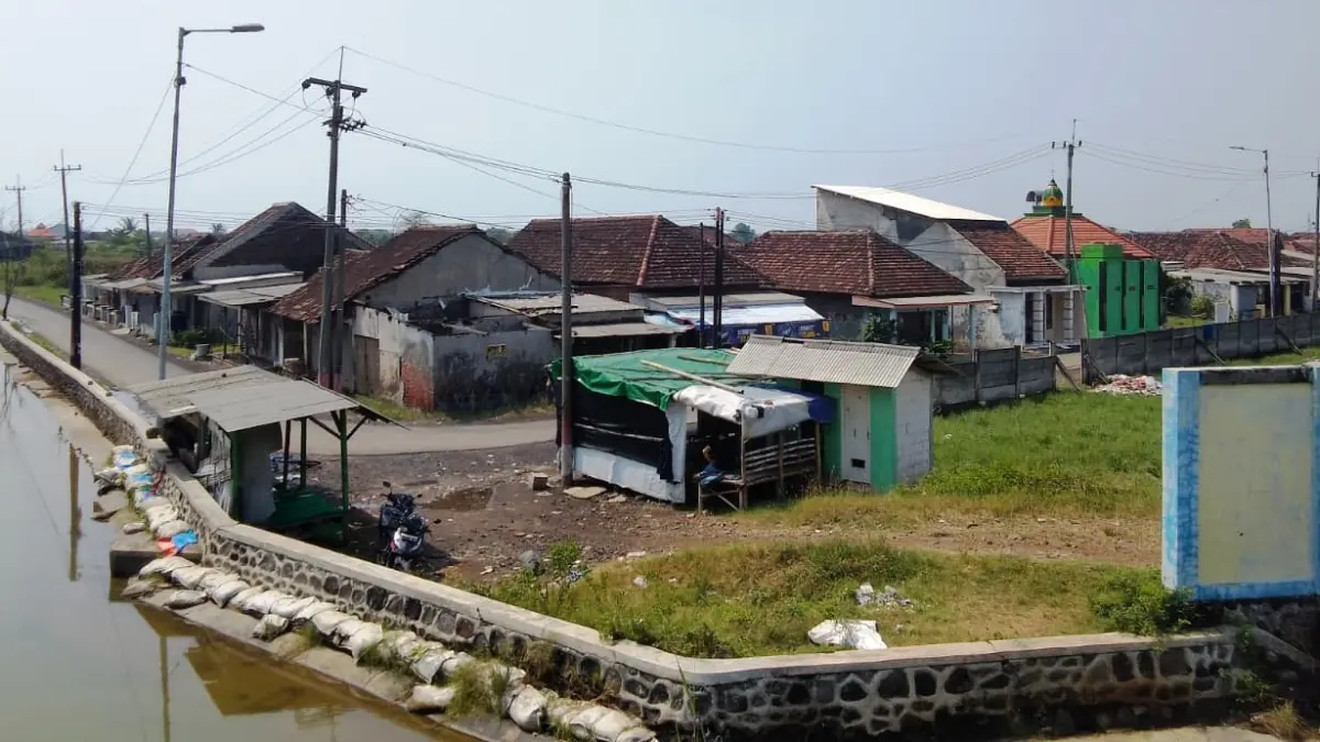 TERDAMPAK LUMPUR: Kondisi air sumur warga di Dusun Pologunting, Desa Gempolsari, Kecamatan Tanggulangin, yang sudah tidak layak digunakan. (DIKY SANSIRI/RADAR SIDOARJO)

