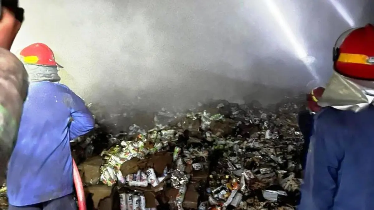 BERJIBAKU: Petugas pemadam kebakaran berusaha memadamkan api saat kebakaran melanda sebuah gudang di Candi.