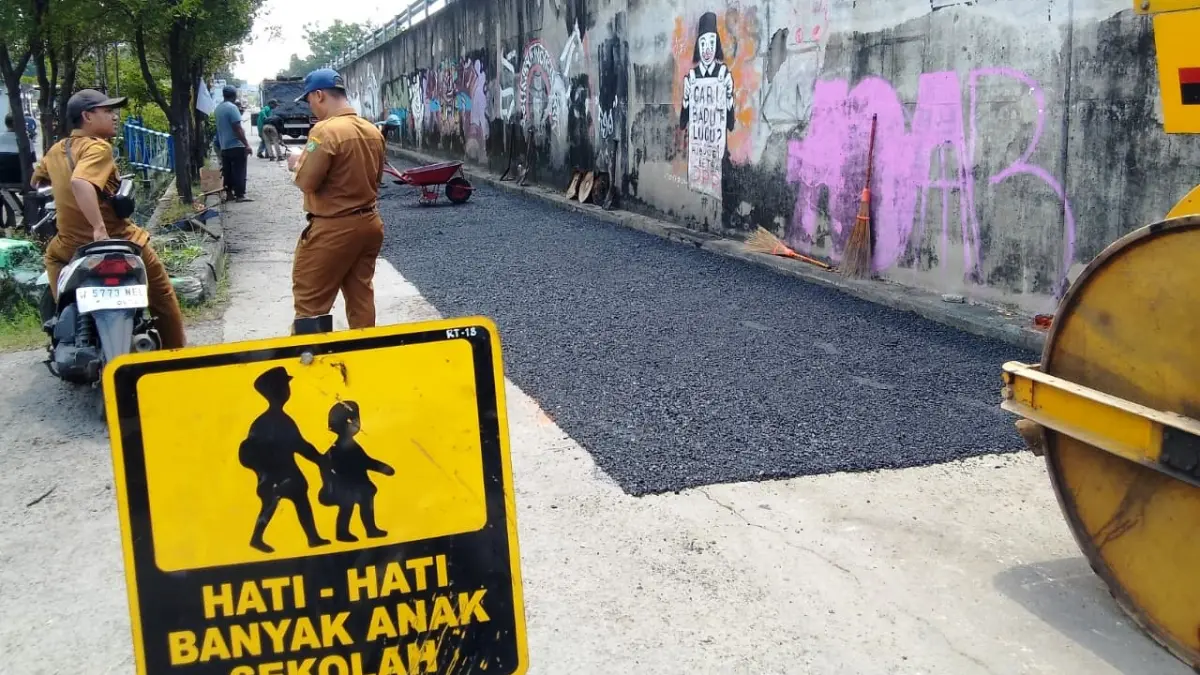 PERBAIKAN: Jalan rusak di Sidoarjo ditambal oleh DPUBMSDA. (DIKY SANSIRI/RADAR SIDOARJO)
