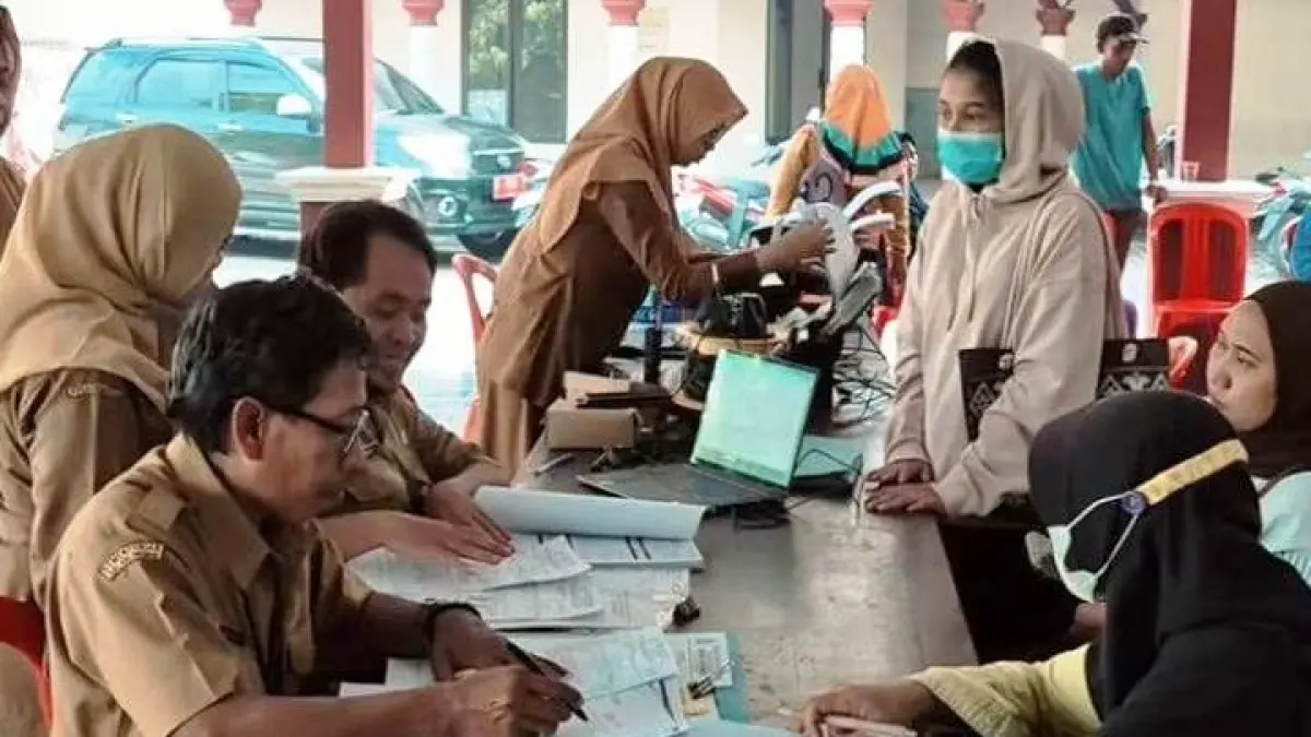 WAJIB PAJAK: Masyarakat membayar PBB-P2 di Balai Desa Sidomojo, Kecamatan Krian.