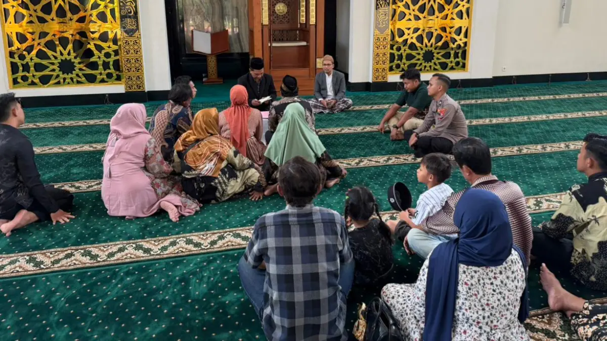 SAH: Tahanan Polresta Sidoarjo, AA saat melangsungkan akad nikah di masjid Al Ikhlas, Mapolresta Sidoarjo.&nbsp;