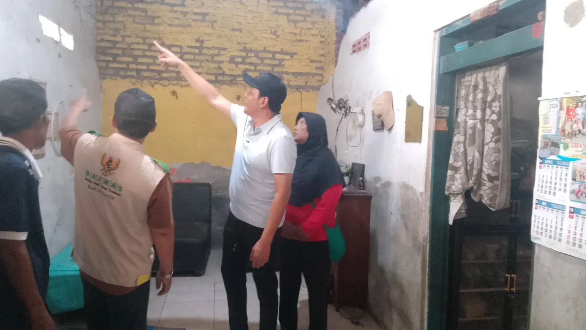 DIPERBAIKI: Bupati Sidoarjo Subandi (dua dari kanan) saat melihat kondisi rumah warga yang tidak layak di Desa Pabean, Kecamatan Sedati, Minggu (31/5). (DIKY SANSIRI/RADAR SIDOARJO)