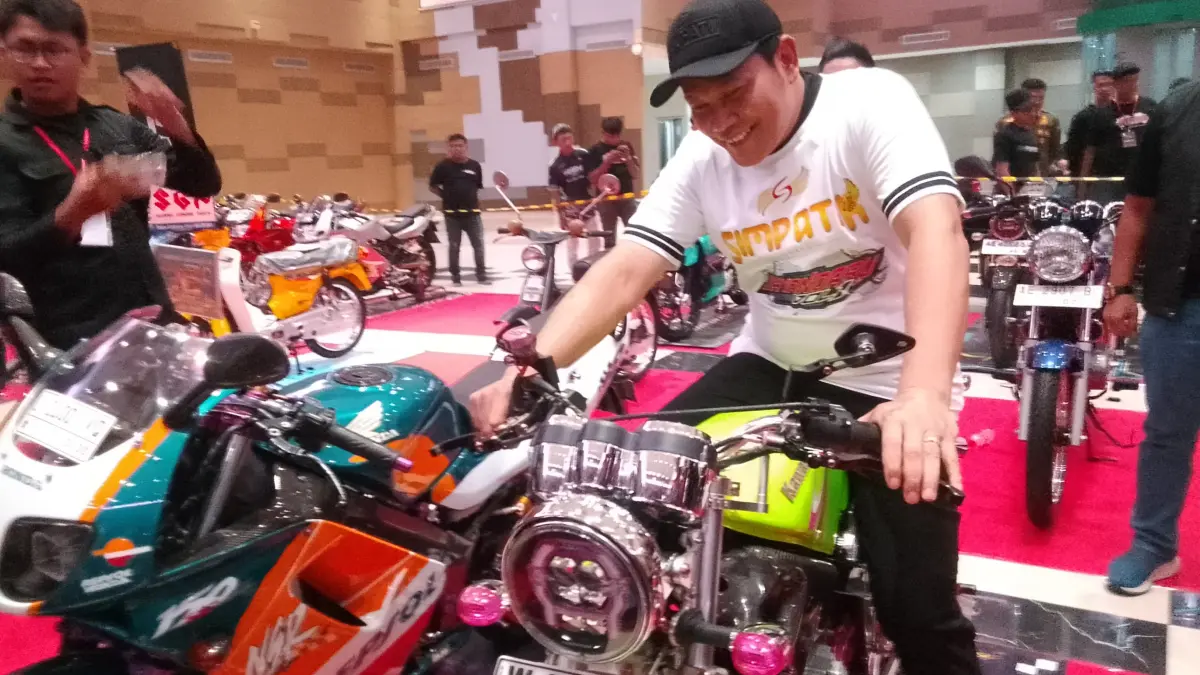 
PECINTA HEREX: Bupati Subandi sedang menaiki motor kontes Ninja 2 tak di MPP Sidoarjo, Minggu (31/5). DIKY SANSIRI/RADAR SIDOARJO