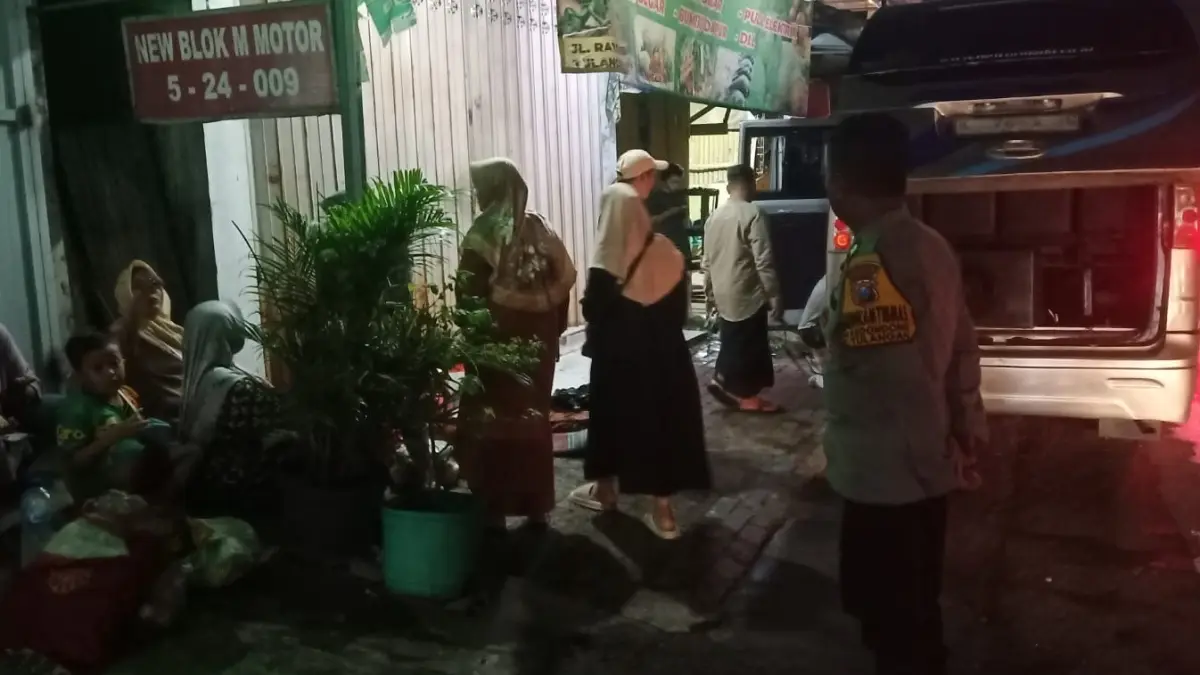 HAMPIR LUDES: Personel kepolisian memeriksa mobil Elf yang terbakar di Jalan Kemantren-Tulangan, Minggu (31/5) malam.