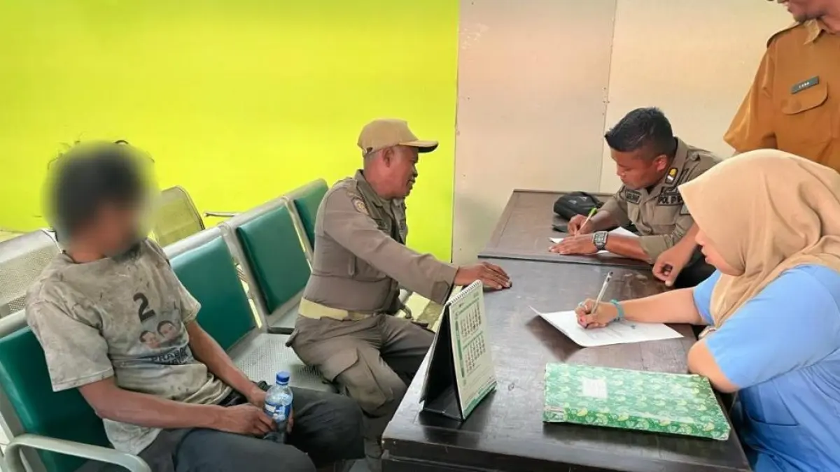 PENAMPUNGAN: Petugas Satpol PP Sidoarjo mendata ODGJ untuk dibawa ke Liponsos.