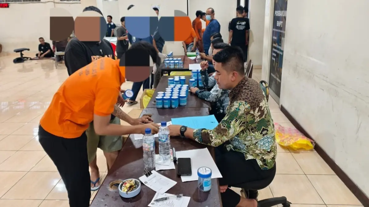 PENCEGAHAN: Sejumlah warga binaan menjalani tes urine yang digelar Rutan Kelas I Surabaya.
