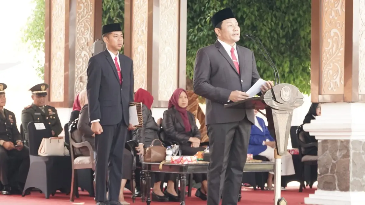 SEMANGAT: Bupati Sidoarjo Subandi memimpin Upacara Hari Lahir Pancasila di Alun-alun Sidoarjo, Senin (1/6).