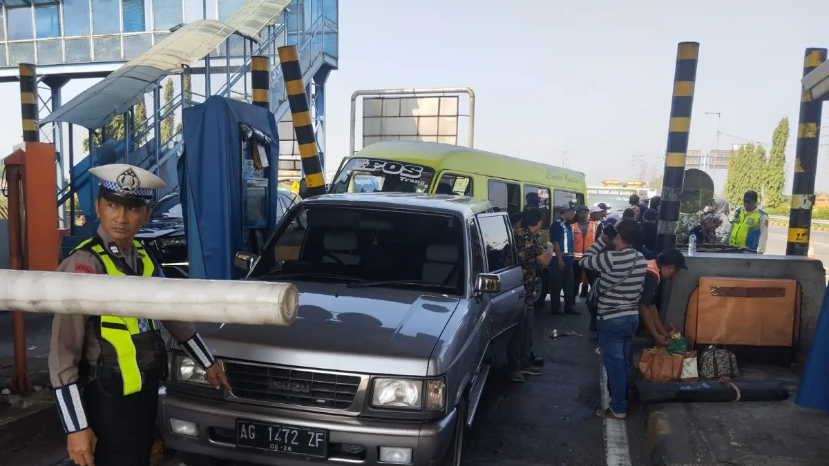 TABRAKAN: Petugas kepolisian melakukan olah TKP kecelakaan beruntun di Gerbang Tol (GT) Waru Utama, Sidoarjo, Senin (1/6).
