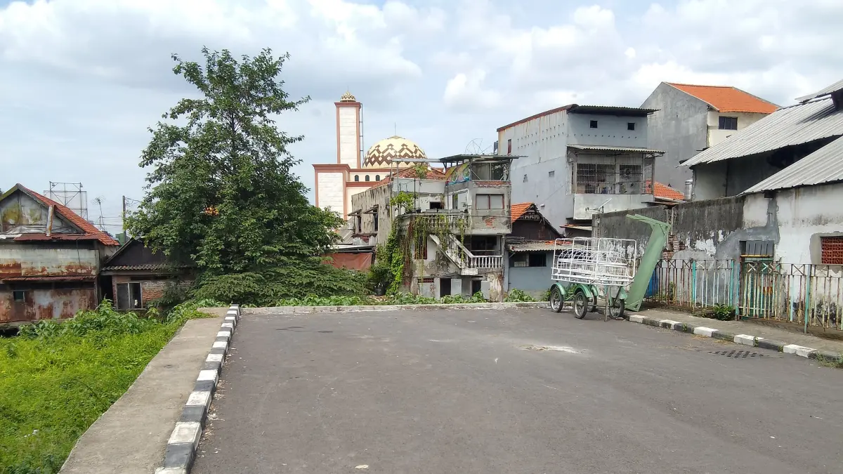 BUNTU: Lahan untuk pembangunan Frontage Road Waru, Sidoarjo. (DIKY SANSIRI/RADAR SIDOARJO)