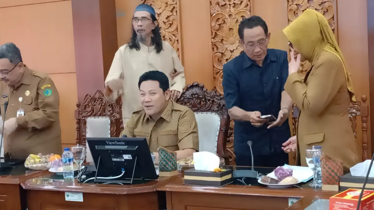 CARI SOLUSI: Bupati Sidoarjo Subandi saat menerima perwakilan PPLS dalam audiensi di Opsroom Setda Kabupaten Sidoarjo, Selasa (2/6). (DIKY SANSIRI/RADAR SIDOARJO)