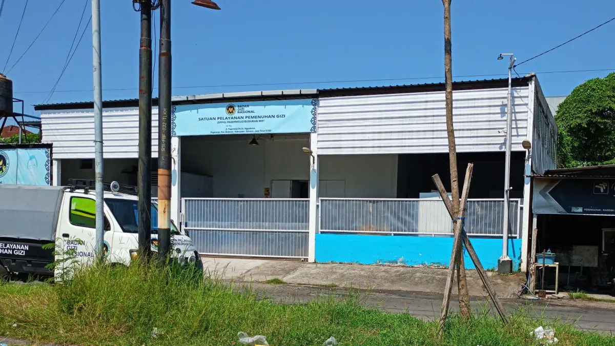 EVALUASI: Salah satu dapur Satuan Pelayanan Pemenuhan Gizi (SPPG) di Sidoarjo yang dihentikan sementara operasionalnya diduga karena belum memenuhi standar pengelolaan limbah. (DIKY SANSIRI/RADAR SIDOARJO)