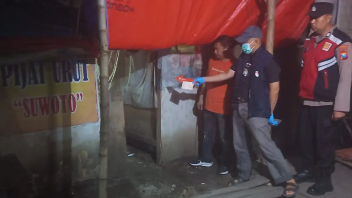 OLAH TKP: Personel kepolisian melakukan pemeriksaan di lokasi penemuan korban di kawasan Krengseng, Krian.