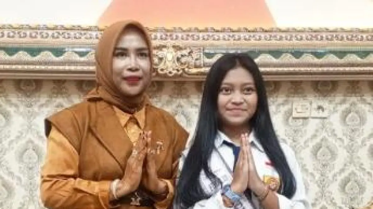 PRESTASI: Wabup Sidoarjo Mimik Idayana memberikan dukungan penuh kepada Angkin Shalqiamna Kusuma Asfandhy.