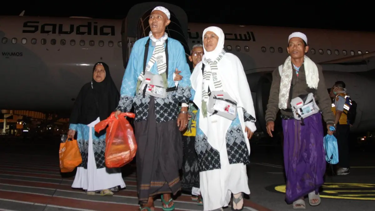 PULANG: Sejumlah jamaah haji tiba di Bandara Internasional Juanda sebelum melanjutkan perjalanan menuju Asrama Haji Surabaya.