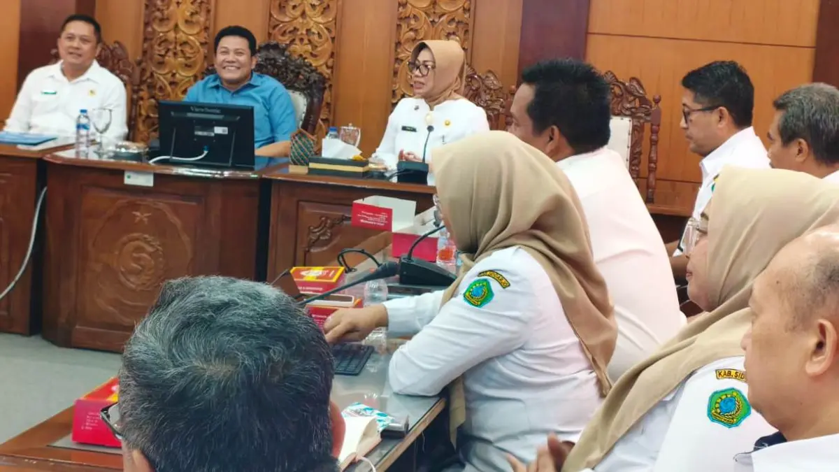 GANTI RUGI: Bupati Sidoarjo Subandi (baju biru) saat menggelar audiensi dengan PT Minarak Lapindo Jaya di Opsroom Setda Kabupaten Sidoarjo, Rabu (3/6). (DIKY SANSIRI/RADAR SIDOARJO)
