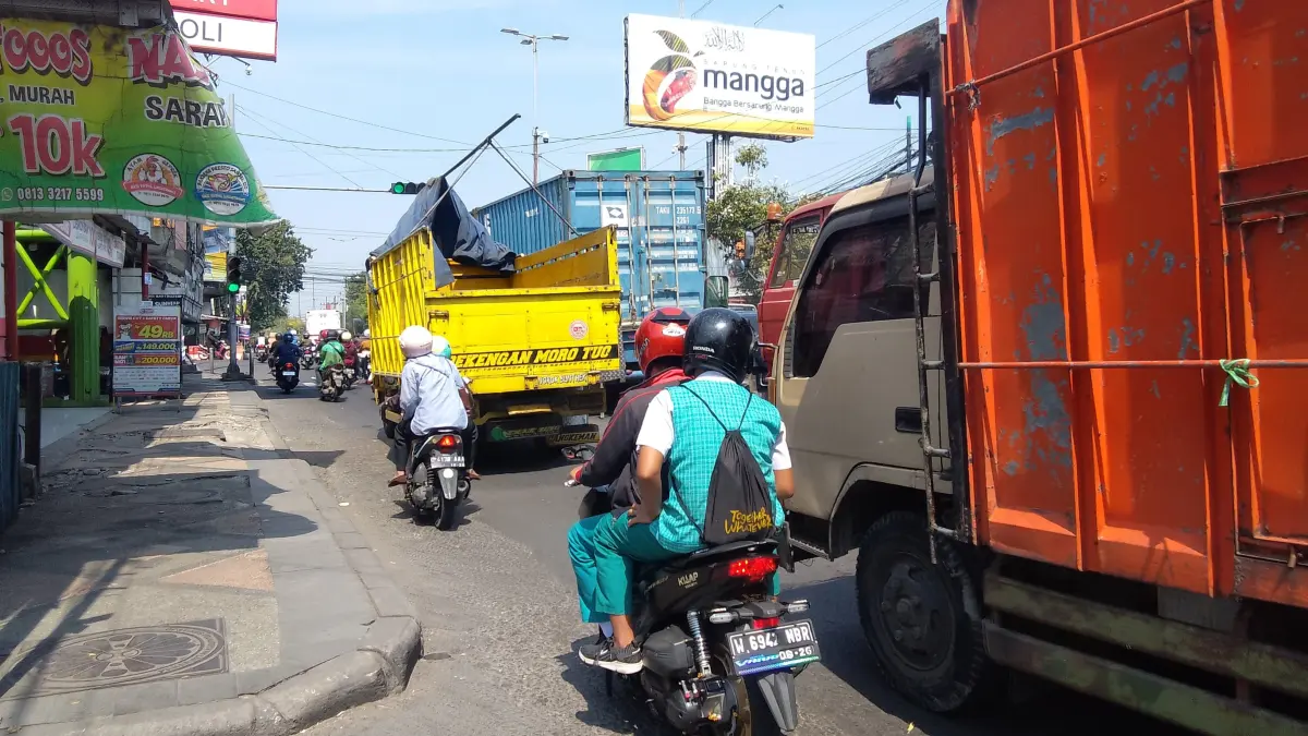 LANGGANAN MACET: Jalan Raya Gedangan yang rencananya akan dibangun flyover. (DIKY SANSIRI/RADAR SIDOARJO)