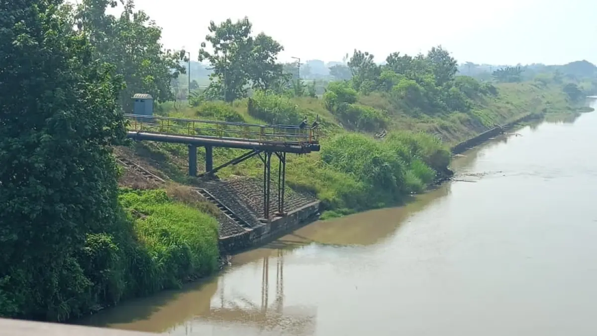 MANDEK: Pipa yang selama ini digunakan untuk mengalirkan lumpur dari area semburan menuju Sungai Porong Sidoarjo. (DIKY SANSIRI/RADAR SIDOARJO)
