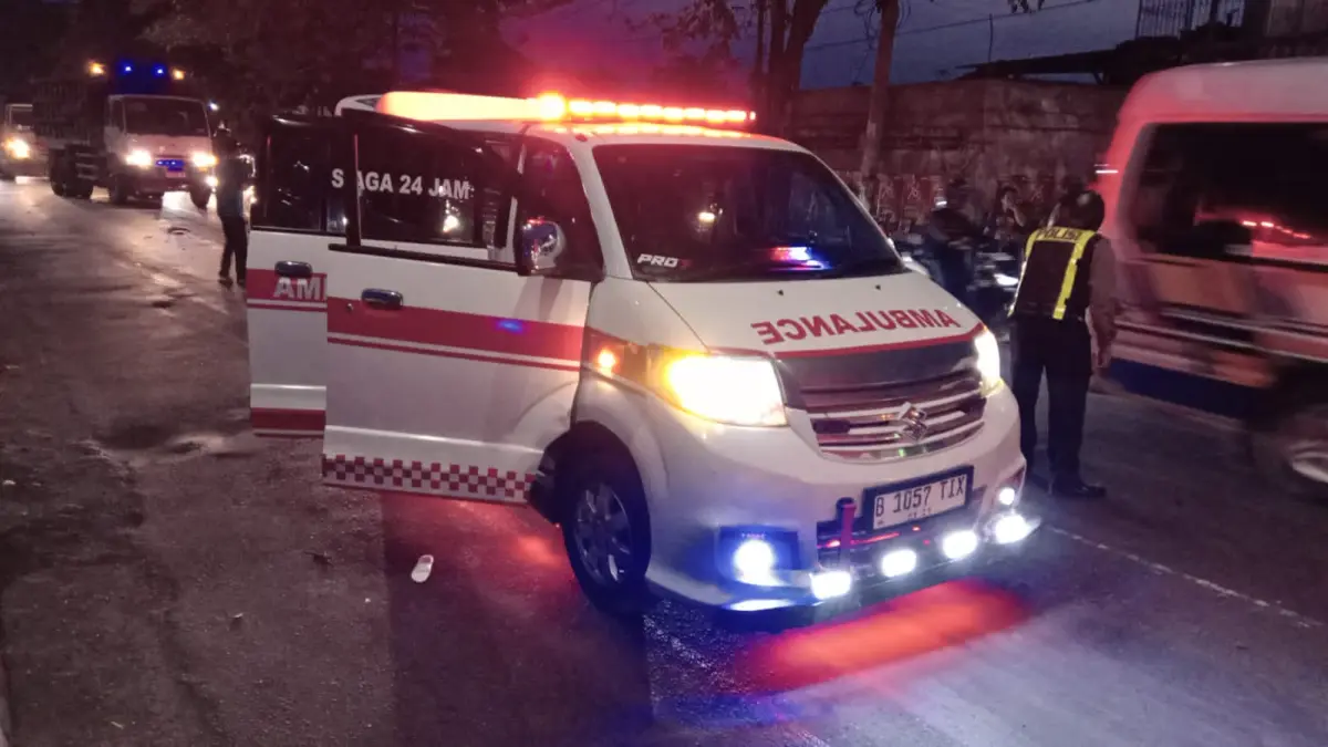 NAHAS: Mobil ambulans saat akan mengevakuasi korban kecelakaan lalu lintas di Jalan Raya Taman, Sidoarjo.&nbsp;
