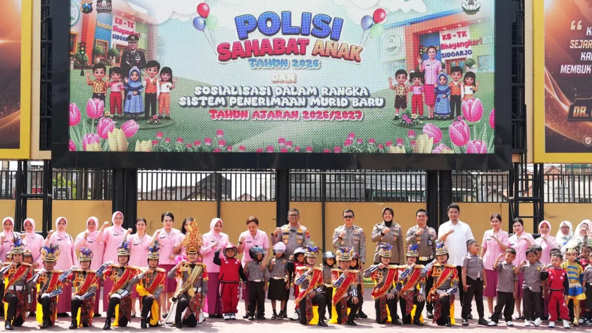 SEJAK DINI: Kapolresta Sidoarjo Kombes Pol Christian Tobing berinteraksi dengan anak-anak peserta kegiatan Polisi Sahabat Anak di Mapolresta Sidoarjo.