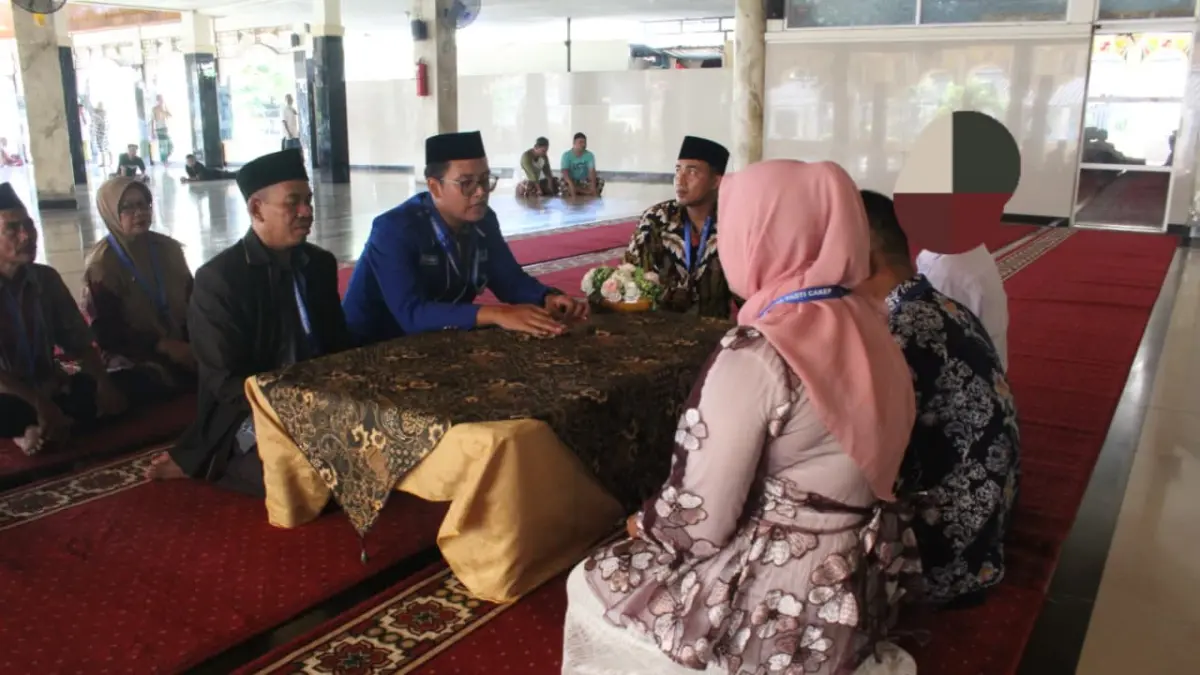 BAHAGIA: Warga binaan (kanan) saat melangsungkan akad nikah di Lapas Kelas I Surabaya.&nbsp;
