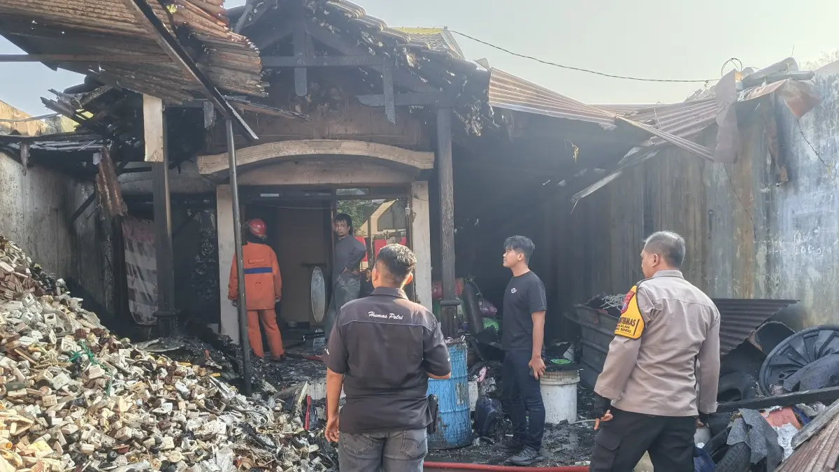 LUDES: Personel kepolisian memeriksa lokasi kejadian kebakaran di Balongbendo, Sidoarjo.&nbsp;