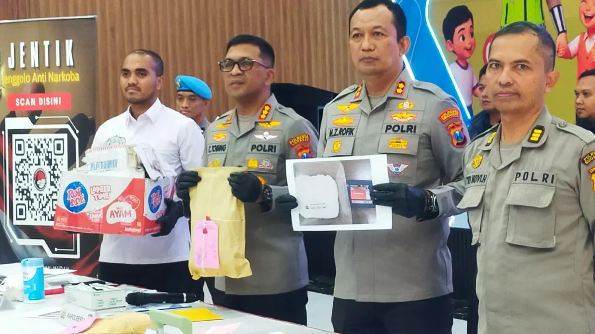 DIGAGALKAN: Kapolresta Sidoarjo Kombes Pol Christian Tobing (dua dari kiri) menunjukkan barang bukti kasus narkoba di Mapolresta Sidoarjo.