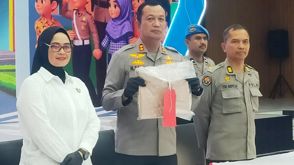 DITANGKAP: Polisi saat menunjukkan sejumlah alat bukti. &nbsp;