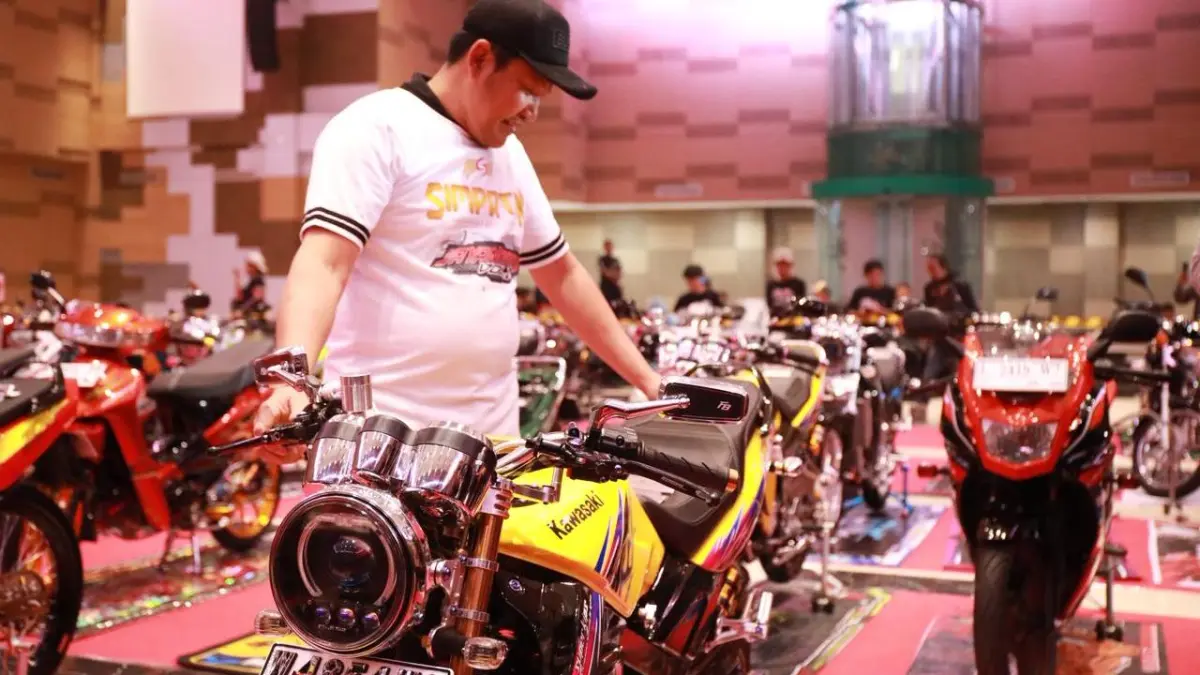 KREATIF: Bupati Sidoarjo Subandi saat melihat kontes motor. (DIKY SANSIRI/RADAR SIDOARJO)
