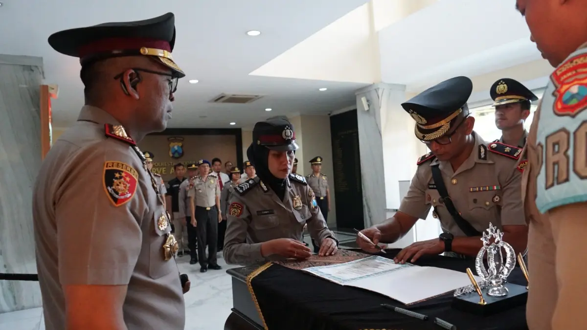 PINDAH: Kapolresta Sidoarjo Kombes Pol Christian Tobing memimpin Upacara sertijab Kapolsek Taman.