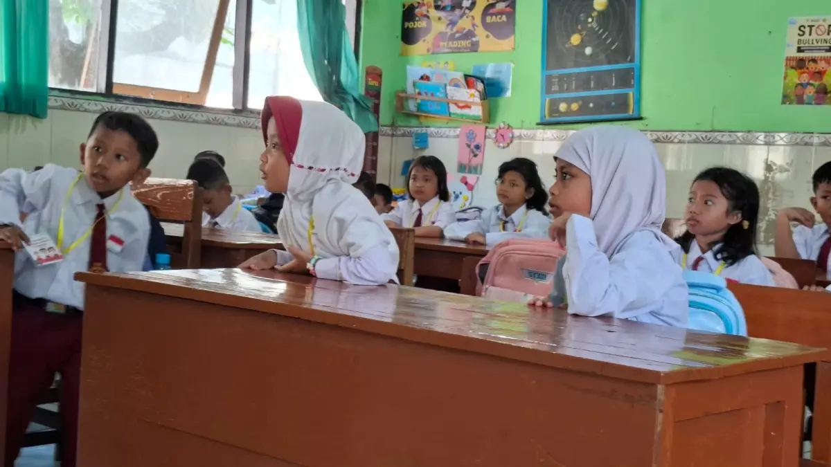 SEMANGAT: Siswa SDN di Sidoarjo saat proses belajar di kelas.