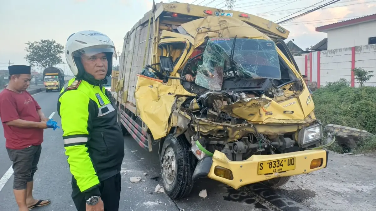 RINGSEK: Personel kepolisian memeriksa kendaraan yang terlibat kecelakaan lalu lintas di Jalan Bypass Krian, Sidoarjo.&nbsp;