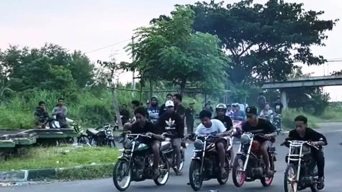 BERBAHAYA: Balap liar masih sering terlihat di kawasan Sidoarjo. &nbsp;