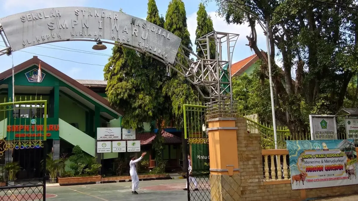 KETAT: SMPN 1 Waru menjadi salah satu sekolah favorit. (DIKY SANSIRI/RADAR SIDOARJO)