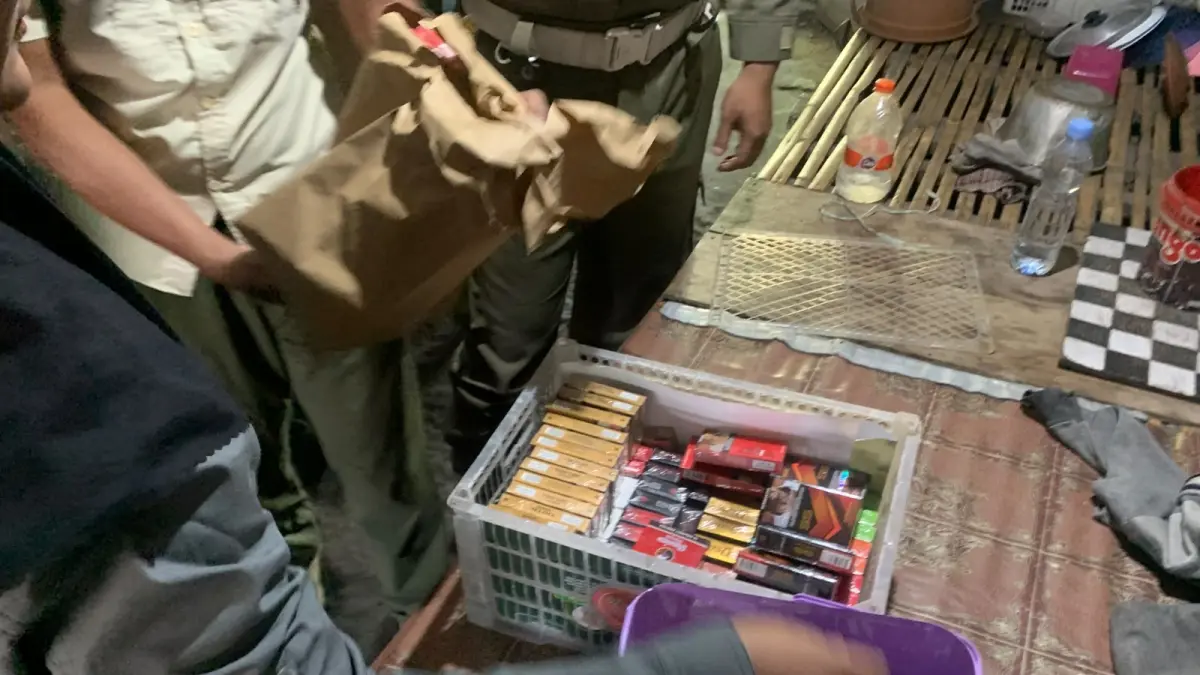DIAMANKAN: Personel Satpol PP Sidoarjo menunjukkan barang bukti rokok ilegal yang berhasil diamankan dalam operasi gabungan pemberantasan rokok tanpa pita cukai