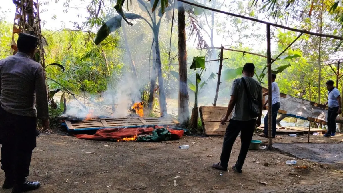 DIGEREBEK: Personel Polsek Tulangan membongkar dan memusnahkan arena sabung ayam di Dusun Keputran, Desa Kemantren, Tulangan.