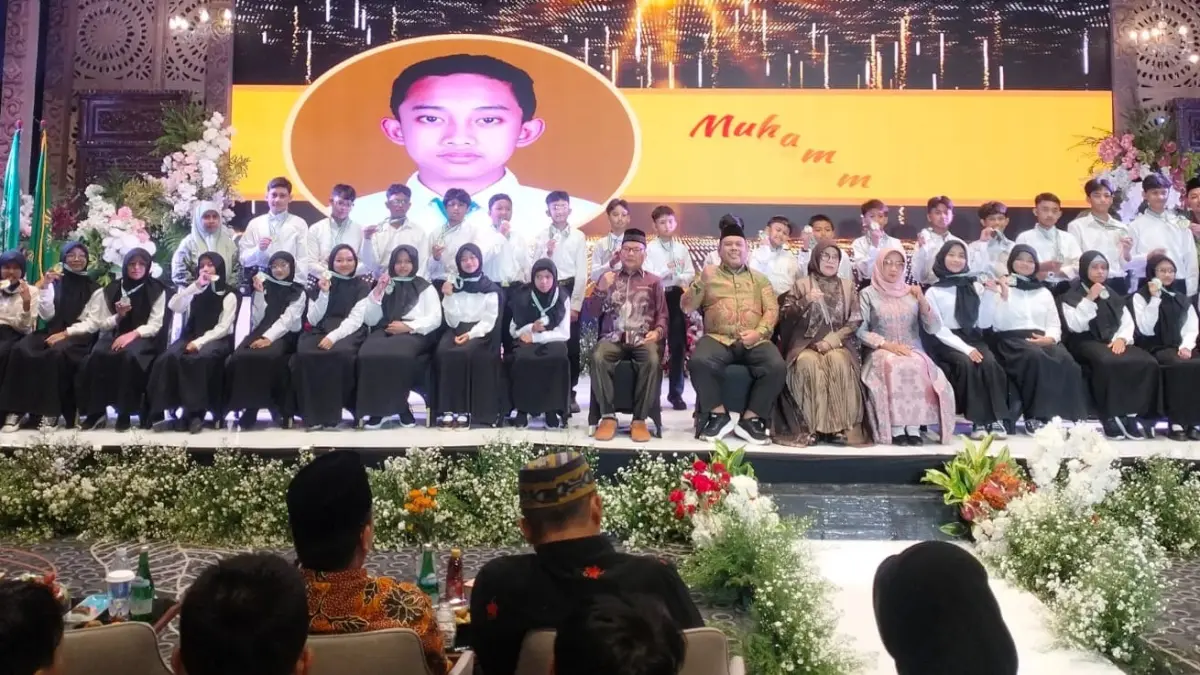 MEMBANGGAKAN: Farewell Ceremony Akademik pelepasan siswa kelas VI MI Muslimat NU Pucang Sidoarjo di Aston Sidoarjo, Senin (8/6). (ANAS/RADAR SIDOARJO)


