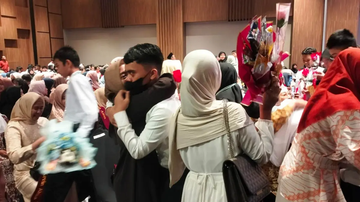 SUKA CITA: Para siswa memeluk  bunda yang memberikan dukungan selama menempuh pendidikan selama enam tahun. (ANAS/RADAR SIDOARJO)  