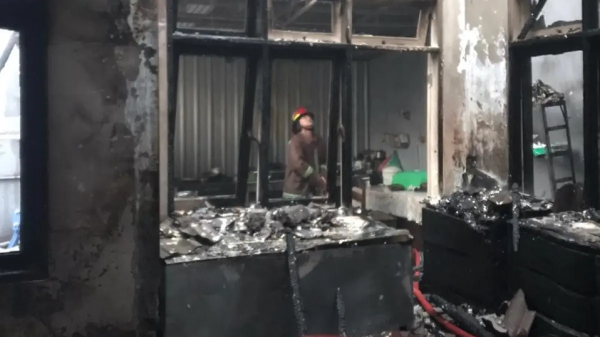 LUDES: Personel pemadam kebakaran melakukan pembasahan di lokasi kebakaran.&nbsp;