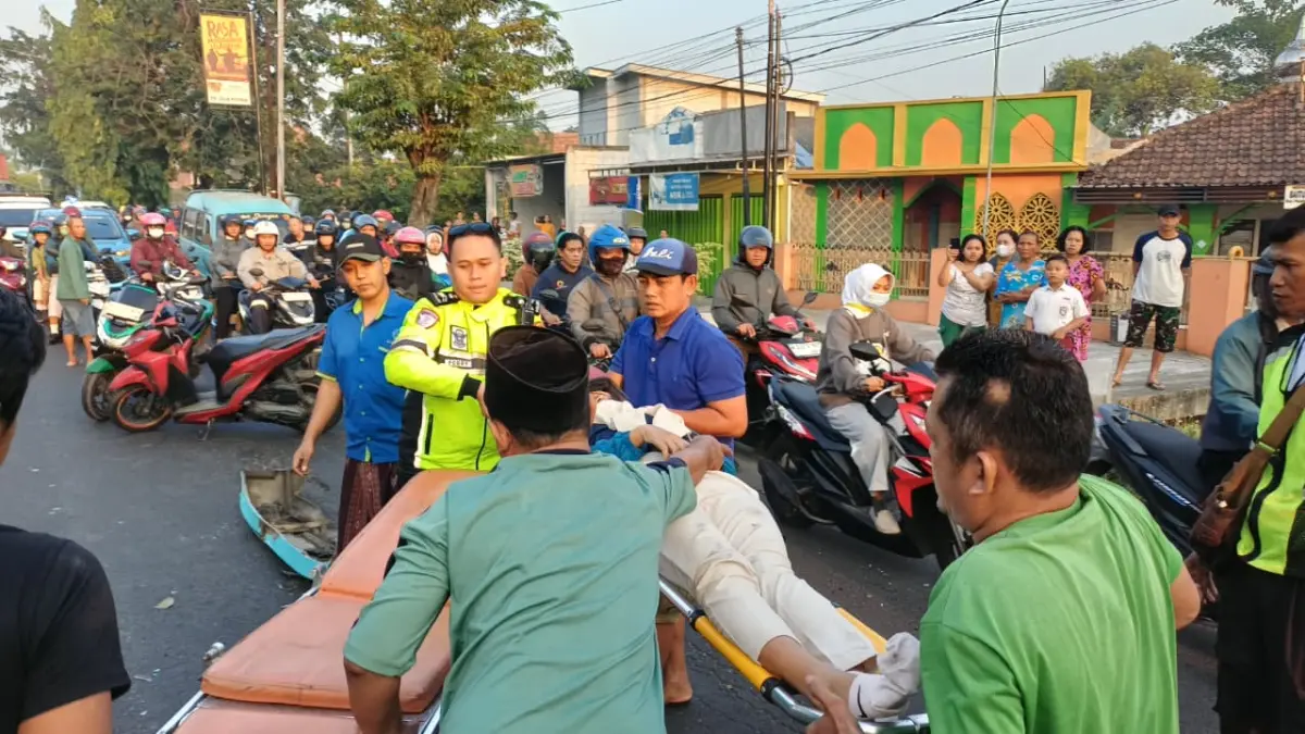 NAHAS: Petugas dan warga mengevakuasi korban kecelakaan lalu lintas di Jalan Raya Ponokawan, Krian, Sidoarjo.&nbsp;