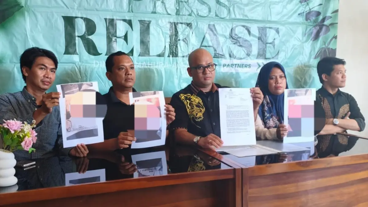 DILAPORKAN: Kuasa hukum korban menunjukkan sejumlah barang bukti terkait laporan dugaan persetubuhan dan pencabulan terhadap anak di bawah umur.