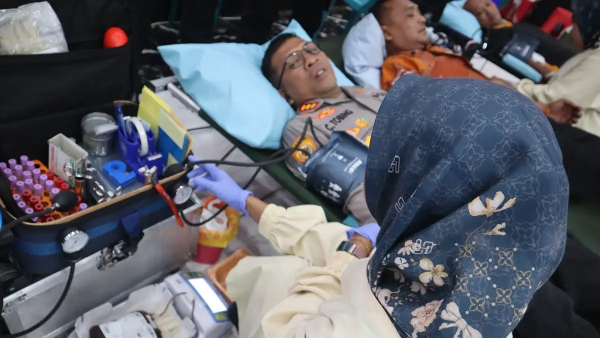 PEDULI: Kapolresta Sidoarjo Kombes Pol Christian Tobing mengikuti kegiatan donor darah yang digelar Polresta Sidoarjo di Gedung Serbaguna Mako Polresta Sidoarjo, Rabu (10/6).&nbsp;