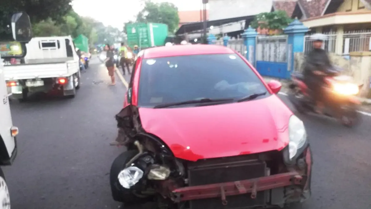 RUSAK: Kondisi salah satu kendaraan yang terlibat kecelakaan beruntun di Jalan Raya Desa Bakungtemenggungan, Balongbendo, Selasa (10/6).