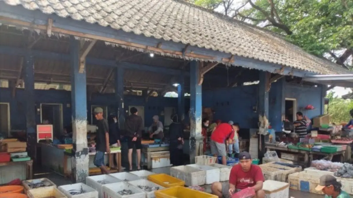 SEGAR: Jual beli di Pasar Ikan Lingkar Timur Sidoarjo. (DOK/RADAR SIDOARJO)