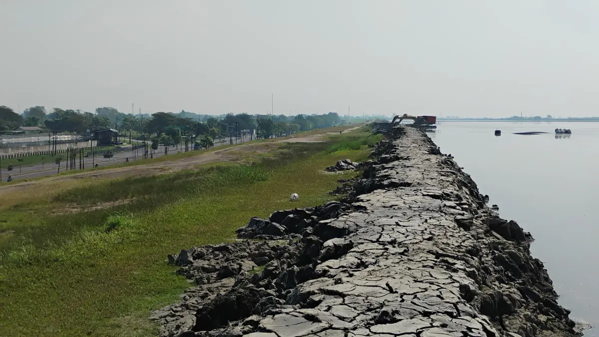 KHAWATIR: Air bercampur lumpur di Porong, Sidoarjo, nyaris sejajar dengan tanggul, Rabu (10/6). (DIKY SANSIRI/RADAR SIDOARJO)