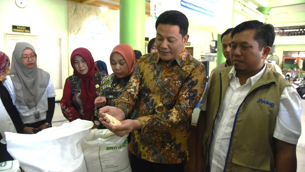 KUALITAS PANGAN: Bupati Sidoarjo Subandi saat mengecek penyaluran beras SPHP di Desa Pabean, Kecamatan Sedati, Kamis (11/6). (DIKY SANSIRI/RADAR SIDOARJO)