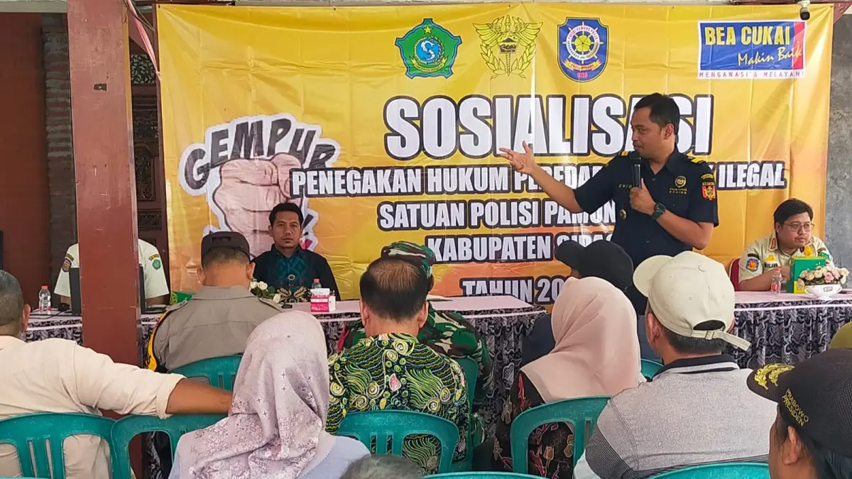 PENEGAKAN HUKUM: Satpol PP Kabupaten Sidoarjo bersama Kantor Pengawasan dan Pelayanan Bea Cukai Tipe Madya Pabean B Sidoarjo menggelar sosialisasi peredaran rokok Ilegal di Balai Desa Kalisampurno, Tanggulangin, Sidoarjo Kamis (11/6).