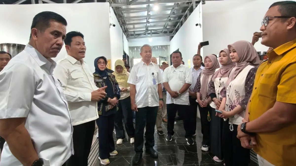 
CATATAN: Bupati Sidoarjo Subandi bersama jajaran Staf Khusus Kantor Staf Presiden (KSP) RI saat sidak SPPG di Desa Sumorame, Kecamatan Candi, Jumat (12/6). (DIKY SANSIRI/RADAR SIDOARJO)