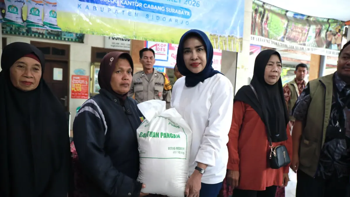 BANTUAN: Wakil Bupati Sidoarjo Mimik Idayana menyerahkan bantuan beras dan Minyakita kepada warga Desa Gelam dan Desa Balonggabus, Kecamatan Candi, Jumat (12/6).